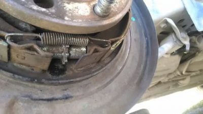 Как отрегулировать ручной тормоз на шевроле лачетти?