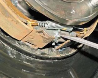 Как отрегулировать ручной тормоз на шевроле лачетти?