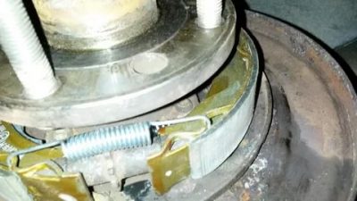 Как отрегулировать ручной тормоз на шевроле лачетти?