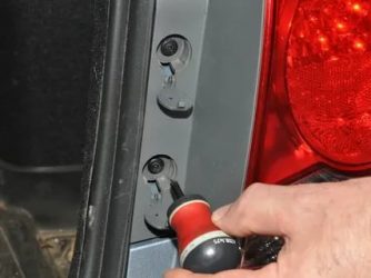 Как снять задний фонарь на шевроле круз?