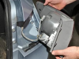 Как снять задний фонарь на шевроле круз?