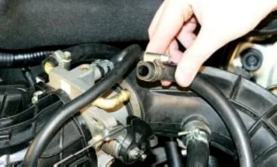 Как убрать воздушную пробку на приоре?