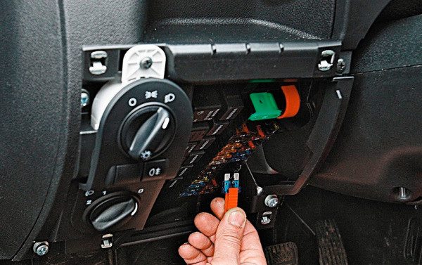 Причина неисправности Перегорел предохранитель