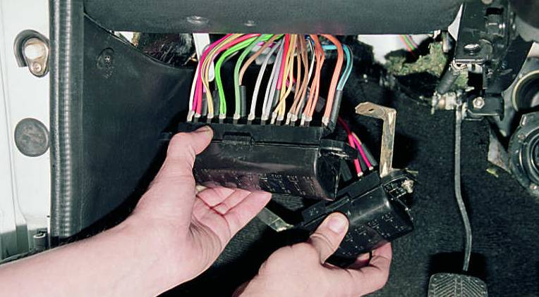 Где находятся предохранители на ВАЗ 2106 Расположение предохранителей на ВАЗ 2106