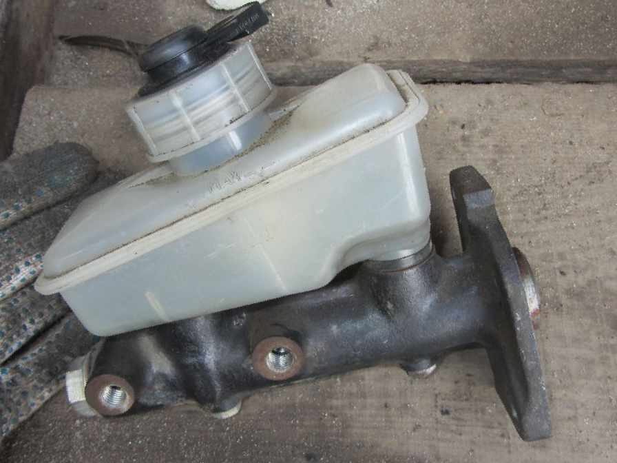 Главный тормозной цилиндр с расширительным бачком Расширительный бочек с цилиндром