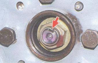 Прижим гайки задней ступицы