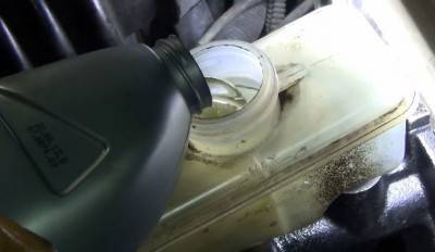 Самостоятельно заменяем тормозную жидкость