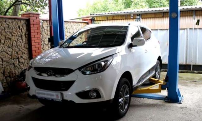 автомобиль на эстакаде