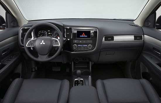 Интерьер японского кроссовера Mitsubishi Outlander